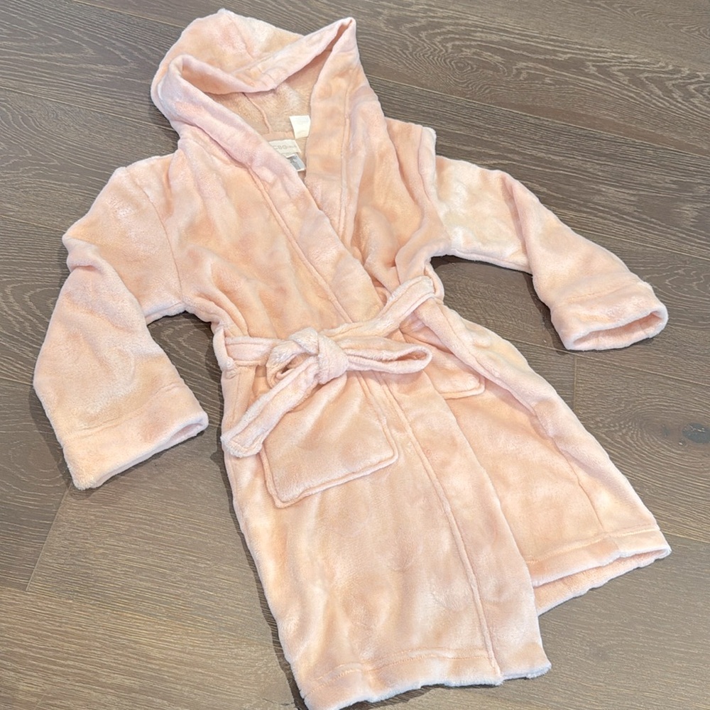 BCBG girls super soft cozy pink robe. Heart design. Exc condition. XS 5/6